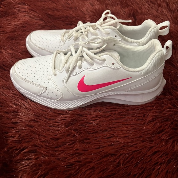 Womans Nike shoe, size 10 - Picture 2 of 3